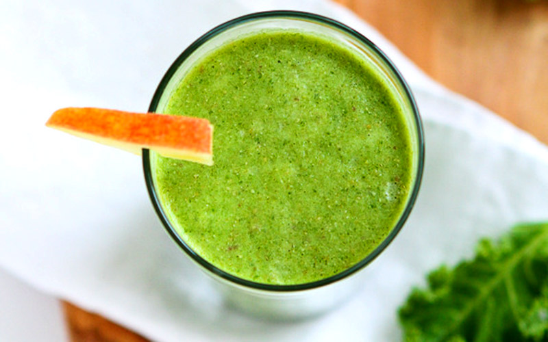 Kale and Apple Green Detox Smoothie